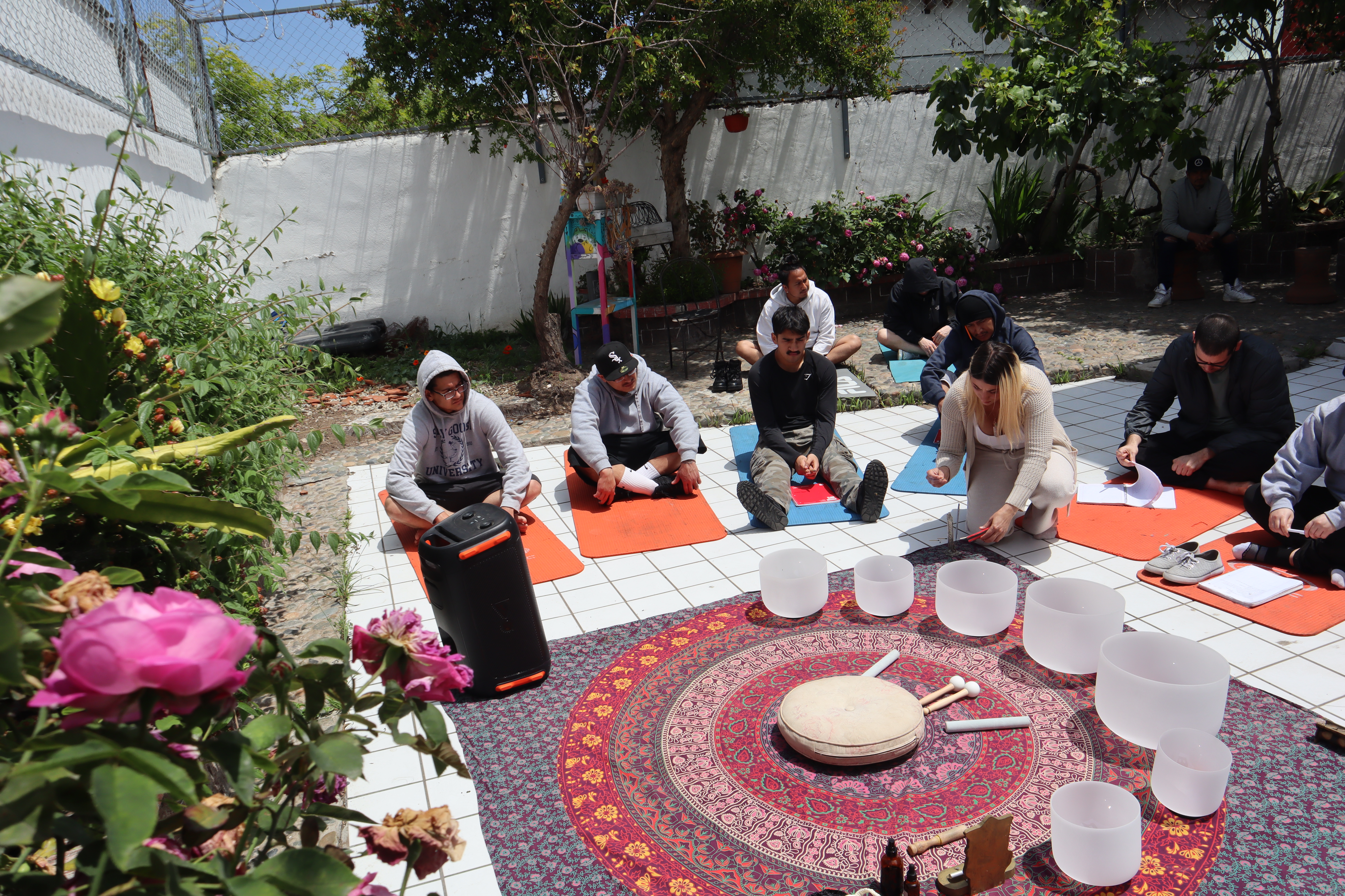 Familia recibiendo orientación humana durante un proceso de rehabilitación